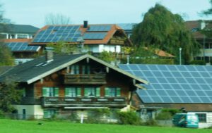 Schatten spenden und dabei Strom erzeugen: Bayer erfindet geniale  Solar-Gardine - EFAHRER.com